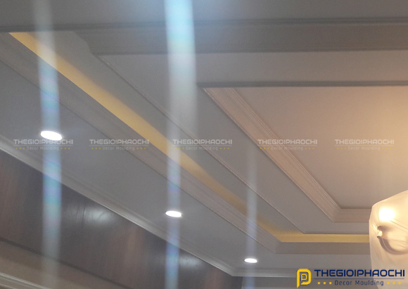 thi công phào chỉ trần nhựa hàn quốc trắng kem